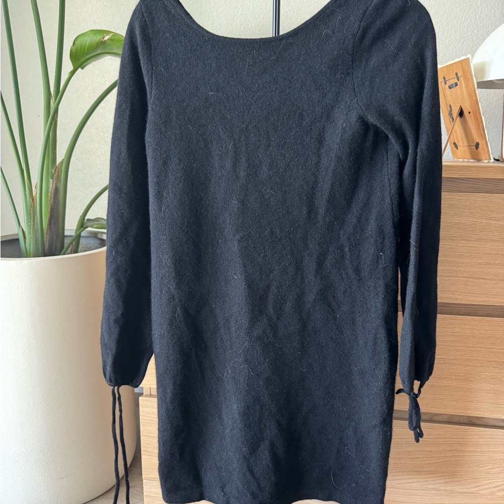 white + warren sweater dress 
Elegant Black Long Sleeve Dress